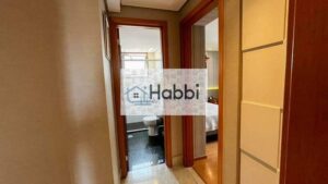 ideal para quem aprecia praticidade e design funcional.   ? Área de Serviço: Com armários e banheiro de empregada (reformado para uso como lavabo).   Área Comum e Segurança:   ? Prédio 100% revestido: Garantia de durabilidade e estética impecável.   ? Circuito Interno de TV e Alarme: Para segurança e tranquilidade dos moradores.   ? Elevador codificado: Acesso restrito e segurança para todos.   ? Hall Social Decorado: Com acabamentos modernos e recepção elegante.   ? Salão de Festas e Fitness: Ambientes de lazer completos