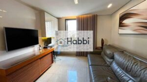 criando um espaço sofisticado e acolhedor.   ? 1 Suíte Master com Closet: Um quarto espaçoso