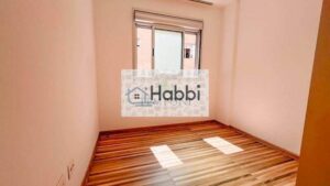 sendo 1 suíte.  Banheiros: Banho social e suíte com piso e bancada em mármore