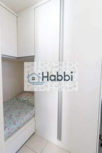 Funcionários!    Sala em "L" para 02 ambientes com painel e armários com piso em porcelanato;   Varanda incorporada;   03 quartos com armários e piso em porcelanato