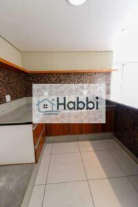 armários e box blindex;   Cozinha planejada com armários