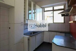 podendo ser utilizado também como escritório.   3 vagas de garagem cobertas: Sendo 2 em linha e 1 livre. Na área das vagas em linha