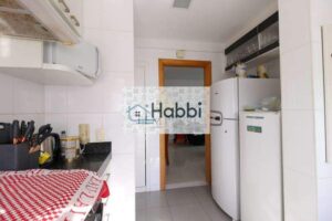 piso em porcelanto e espaço para armazenamento.   ? Área de Serviço: Área de serviço independente