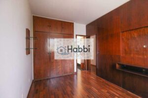 Comodidades  Área de Serviço  Salas  Armário quarto  Escritório  Lavabo  DCE  Sol da manhã  Cerca elétrica  Jardim  Despensa  Armário cozinha  Portao eletrônico  Alarme  Informações Adicionais  Condomínio: R$ 571