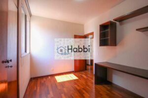 sendo uma suíte confortável e um quarto destinado a DCE. Banheiro social com acabamento em granito e box em Blindex. Área de serviço bem distribuída. Varanda