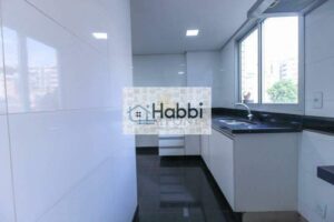 armário e com piso em porcelanato.   •  Área de Serviço: Área de serviço com rebaixamento em gesso