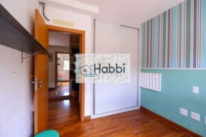 piso em porcelanato e armário.   •  Área externa com espaço gourmet e linda vista.    •  Área de Serviço: Comodidade com uma área de serviço com espaço adequado para máquina de lavar e outros equipamentos
