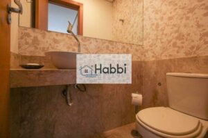 com piso em porcelanato.    • 03 Quartos com armários planejados: Quartos com piso em tábua corrida; Sendo uma suíte com rebaixamento em gesso