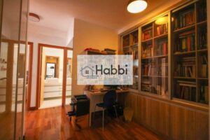 piso em porcelanato e armário; Home office.   •  Banheiro social: Banheiro social com box em blindex