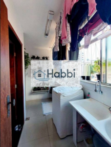 área de serviço independente  e banho de empregada.    - Sistema de Ar Condicionado split nos quartos.    01 vaga de garagem livre e coberta.    Prédio com fachada revestida