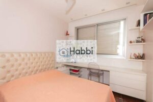 o imóvel garante praticidade e elegância. A sala ampla para três ambientes