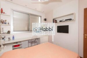 ideal para receber amigos e familiares. A varanda oferece um espaço agradável para momentos de relaxamento ao ar livre.  A cozinha é equipada com armários planejados