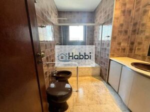 box blindex e armário. Cozinha completa com armários