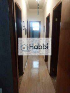armário planejado e box blindex;   01 Área de serviço;   01 Banho de serviço;   03 Vagas de garagem.