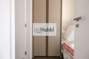 bancadas e piso em granito; Despensa e lavabo.   •  Área de Serviço: Comodidade com uma área de serviço com espaço adequado para máquina de lavar e outros equipamentos
