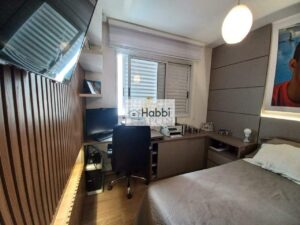 ampla sala para 02 ambientes com piso em porcelanato
