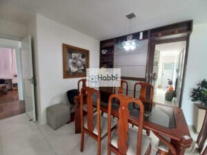 piso em laminado de madeira e janelas com venezianas