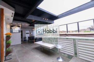 sendo 1 suíte com closet. Banho da suíte com bancada em porcelanato e box em blindex.  • Cozinha: Cozinha com bancadas em porcelanato e armários planejados