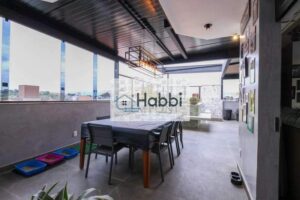 além de DCE (Dependência Completa de Empregada).  2º Pavimento:  • Sala de Estar: Sala de estar com piso laminado