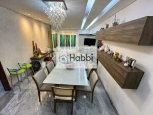 cozinha ampla com bancadas em granito e armários planejados