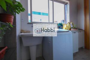 e outra suíte com as mesmas características e um closet.   Banheiro Social: Banheiro social com box em Blindex