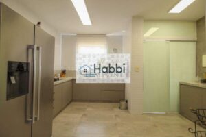 incluindo um com armário planejado. Uma suíte com box em Blindex