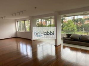 com rebaixamento em gesso e iluminação planejada; Varanda integrada