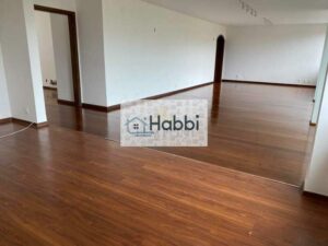 Ampla e espaçosa sala para quatro ambientes e sala de jantar com piso em tábua corrida