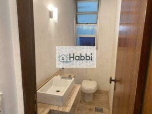 bancadas e piso em granito; Suite master com closet e rouparia no corredor; Lavabo; Cozinha totalmente planejada com bancadas em granito
