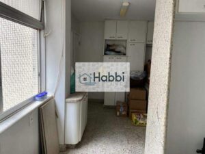 com piso em granito; Área de serviço bem equipada