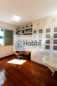 Apartamento com aproximadamente 164m².   01 Sala para 2 ambientes com piso em tábua corrida;   01 Lavabo;   01 Varanda espaçosa com piso em porcelanato;   04 quartos com piso em tábua corrida sendo 2 suites com piso em porcelanato
