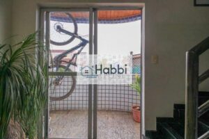 com vista permanente que valoriza ainda mais o espaço.  CONDOMÍNIO:   Interfone;   Jardim;   Portão eletrônico;   Alarme;   Cerca elétrica;   Vagas de Garagem: Quatro vagas de garagem