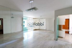 Apartamento com aproximadamente 157m².   01 Sala ampla para 03 ambientes com piso em mármore;   01 Varanda com piso em mármore;   01 Lavabo com piso e bancada em mármore;   04 Quartos com piso em tábua corrida