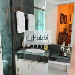 bancadas em granito e equipada com coifa.   • Lavabo sofisticado