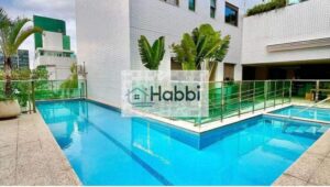 com piso em tábua corrida;   01 sala ampla para três ambientes;com piso em porcelanato;   01 cozinha com armários;bancada em granito