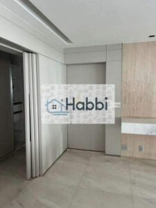 a suíte máster com closet e banheira de hidromassagem