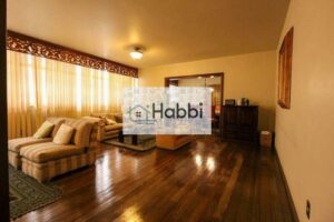 Espaçosa sala de visita para dois ambientes e sala de jantar com piso em tábua corrida; Sala de Tv com piso em cerâmica; 05 quartos bem distribuídos