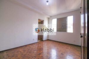 proporcionando um ambiente perfeito para criar memórias inesquecíveis. Com duas amplas salas de estar com piso em tábua corrida
