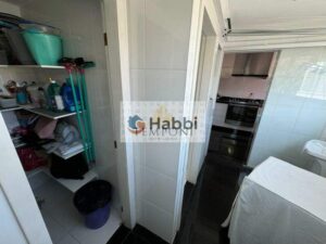 O apartamento conta com quatro quartos espaçosos