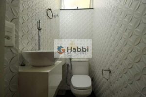sendo dois com estantes planejadas e uma suíte master com elegante piso em taco. Imagine-se desfrutando de momentos relaxantes neste ambiente aconchegante e privativo. A sala de estar