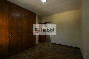 proporciona um espaço amplo e convidativo para receber amigos e familiares. A sala de jantar