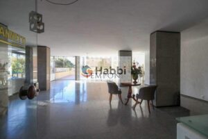 com bancada em mármore e piso de granito