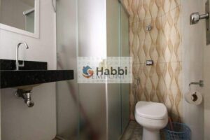 oferece praticidade e conforto. O banheiro da suíte