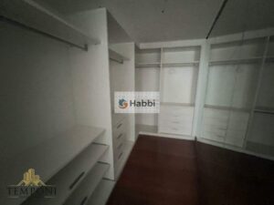 com ambientes finamente decorados e uma vista deslumbrante.  Esta casa de 4 quartos
