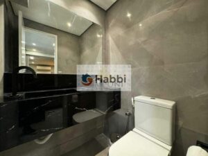 com fácil acesso a comércios essenciais e rodeado por um ambiente vibrante. Este prédio comercial oferece a combinação perfeita entre trabalho e lazer