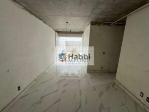 Este imóvel destaca-se pela sua arquitetura moderna e acabamentos de alta qualidade. A ampla sala para dois ambientes