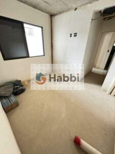com piso em laminado de madeira e janelas com venezianas