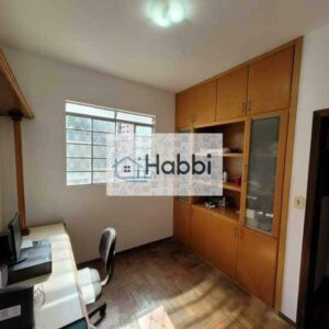 varanda com vista para a rua e banho social com box em blindex.  Área externa com espaço gourmet montado com churrasqueira