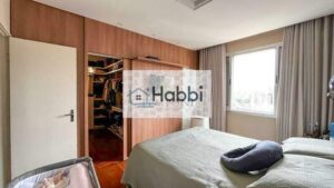 unindo funcionalidade e sofisticação.   •  Quatro espaçosos quartos com armários embutidos e piso em laminado de madeira