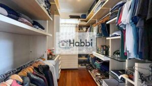 incluindo uma magnífica suíte com closet.   •  Banheiro social com acabamento em porcelanato de alto padrão
